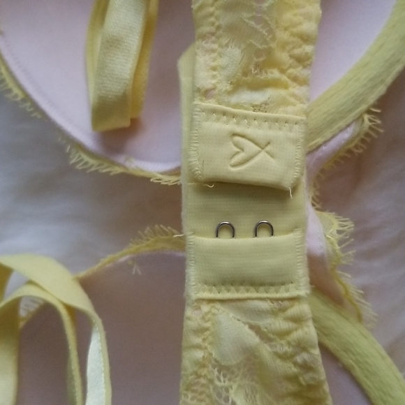 Victoria Secret Lace Push-up Bra - Picture 4 of 4